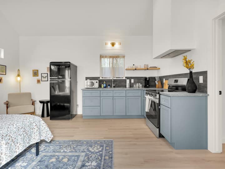 That Cozy Coit | New Spacious Studio - Denton, TX