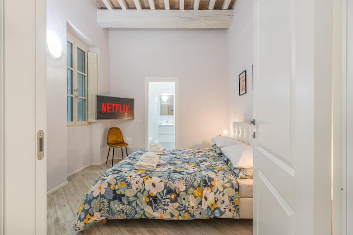 Suiten er indrettet med en queensize-seng, sengeborde og skab, der er perfekt til at opbevare dine ejendele komfortabelt, udstyret med et 42"4K HD Smart TV (Netflix, YouTube osv.).