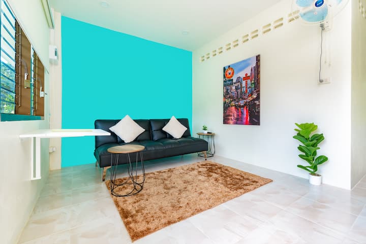 Dnevni boravak s kaučem na razvlačenje, pametnim TV-om (Netflix i Disney+), sklopivim stolom za objedovanje/rad, pomoćnim stolićima u obliku stolica.