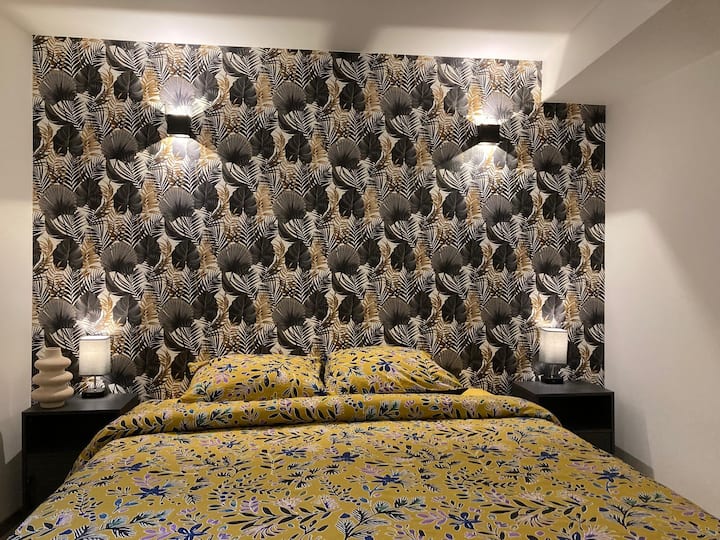 Habitación en la planta baja con una cómoda cama de matrimonio de 160 x 200 cm, contigua a la sala de juegos