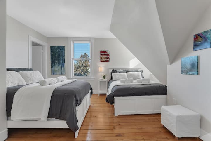 Მე-3 სართულზე მდებარე ამ მეორე საძინებელში არის 2 კომფორტული საწოლი სრული ზომით 