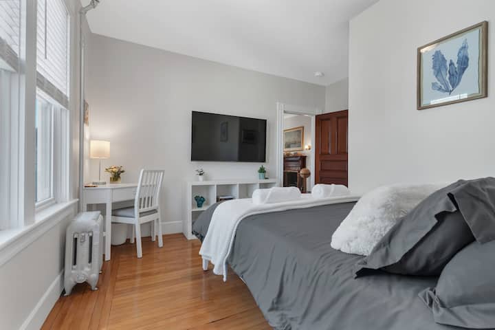 Პირველიდან Queen ‑ ის მეორე ოთახში შესვლისას ფონად ჩანს, რომ მე ‑ 2 სართული ჩადის. Ძალიან ნათელი და  მშვიდი ოთახი სმარტ-ტელევიზორით