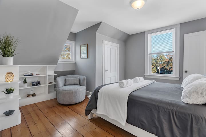 Მე-3 სართულზე ასვლისას გვაქვს დედოფლის მე-3 ოთახი - დედოფლის მეორე ოთახის მსგავსად, ნათელი და მშვიდია ხეებითა და ბაღის ხედებით