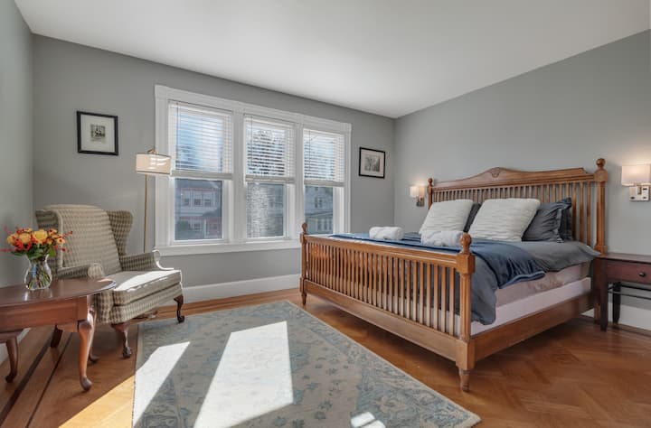 Ოსტატი პირველი სართულიდან ამოსვლისას კიბის ზედა ნაწილშია - უამრავი ფანჯრით და მაღალი ჭერით ნათელი და სტუმართმოყვარეა