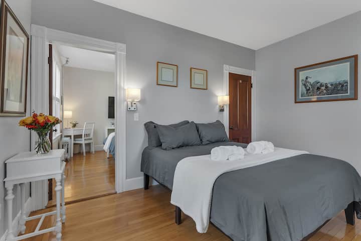 Დედოფლის მეორე ოთახის ხედი სამხრეთით, მარცხნივ კი პირველი დედოფალი ჩანს 