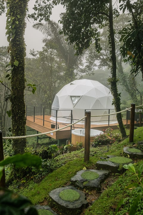 Los Domos Panamá, Domo Tierra, under trees.