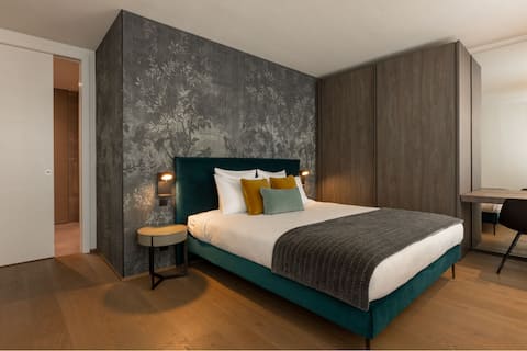 Presidential Suite with Balcony [Gym&Sauna Access]