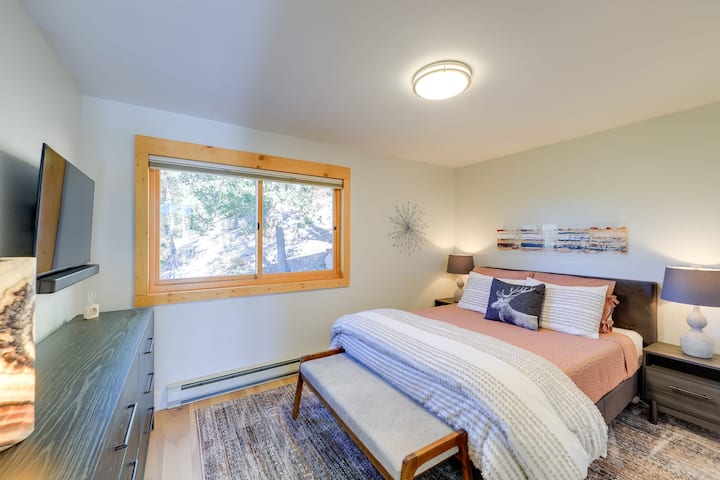 3号卧室配有舒适的标准双人床，可欣赏Rosalie先生的壮丽景色。