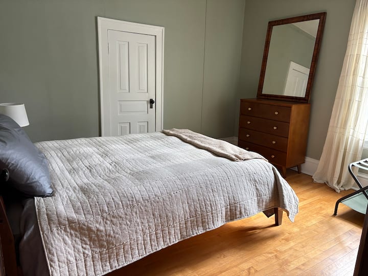 غرفة نوم تضم سرير ملكة