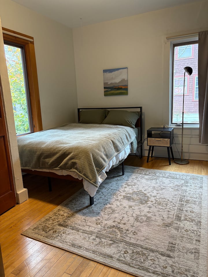 غرفة نوم بسرير كامل