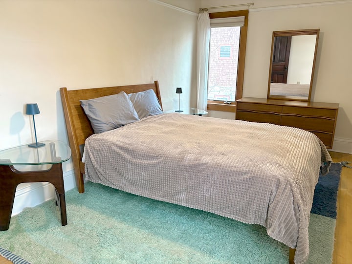 غرفة نوم تضم سرير ملكة