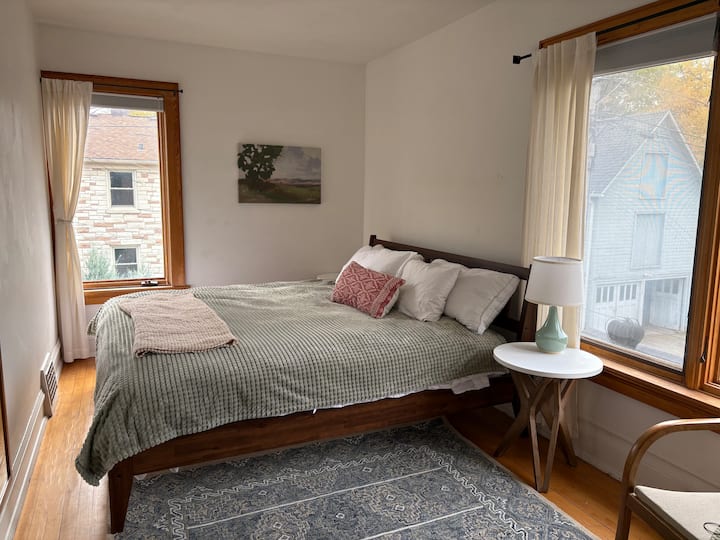 غرفة نوم بسرير كبير