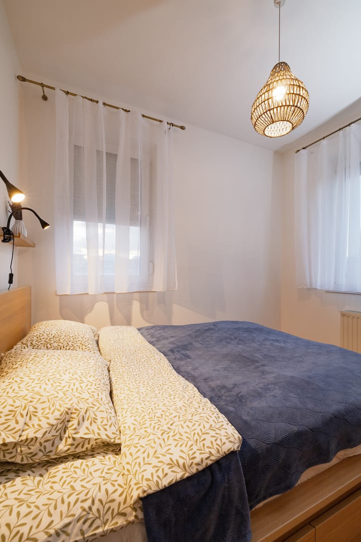 มีห้องนอนพร้อมเตียงคู่หน้าต่าง 2 บานม่านบังแดดและมุ้งกันยุง