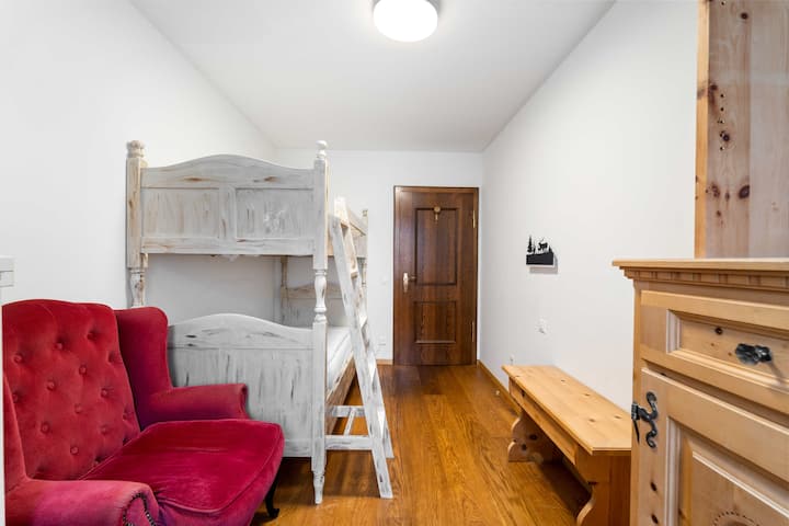 חדר עם 2 מיטות קומתיים