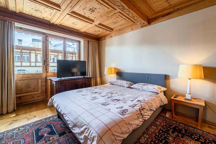 חדר שינה ראשי עם מרפסת 