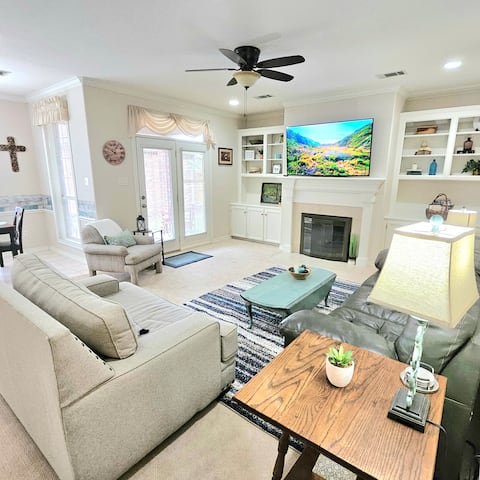 Successful Airbnb property: Open and Bright in Aggieland in College Station