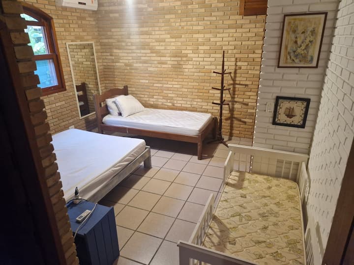 Chumba hiki kina kitanda cha mtoto pamoja na kitanda cha watu wawili na cha mtu mmoja 