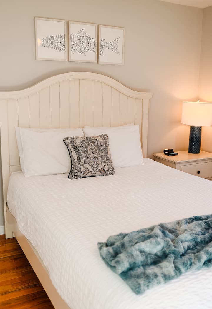 Dormitorio 4 con cama tamaño queen size y almacenamiento 