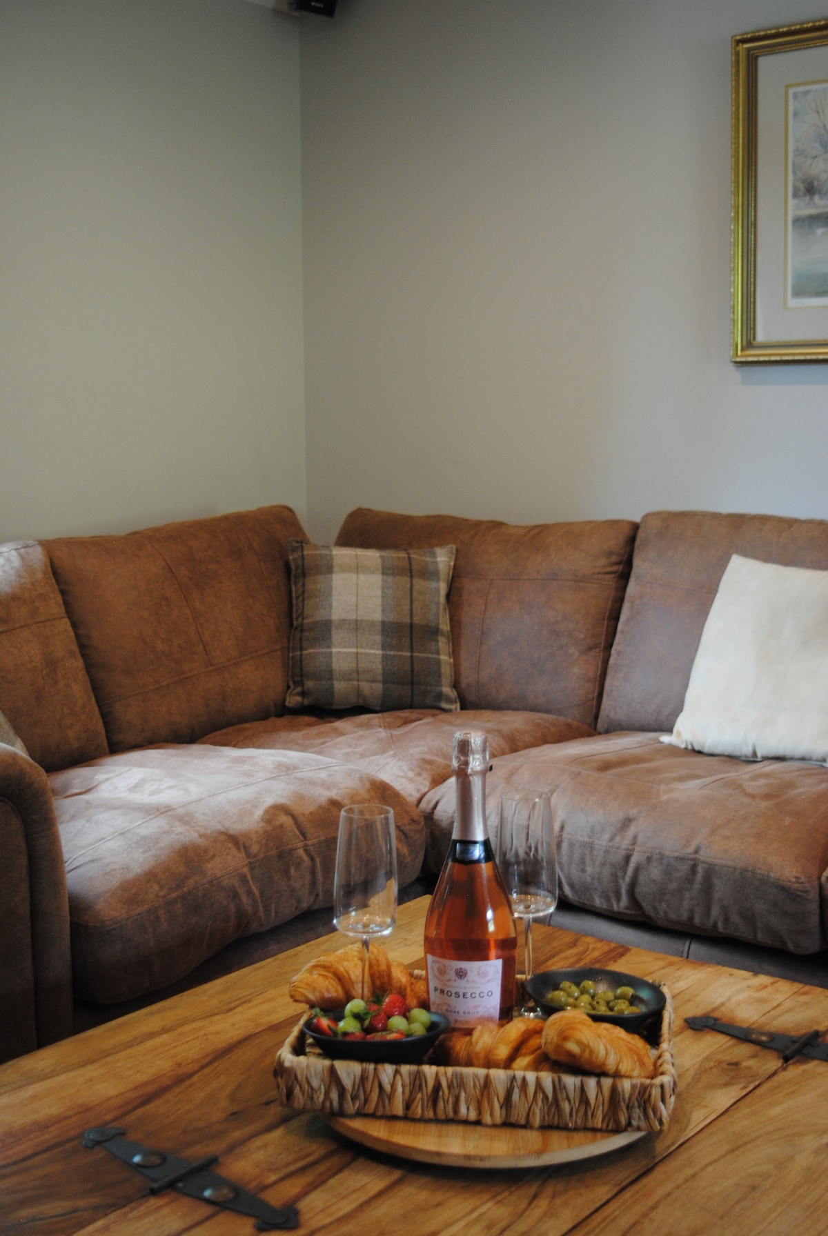 Popular Airbnb listing: Rosemary Cottage – Your Cozy Countryside Escape in Matlock Town