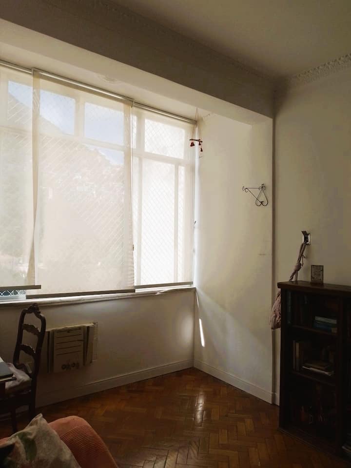 Segundo dormitorio con sofá cama, dos puertas de armario con estante, perchas, cajones y zapatero. Tiene escritorio de oficina para oficina en casa y una pequeña biblioteca con red. Ventilador de techo y aire acondicionado, cortinas enrollables. No hay apagón. 