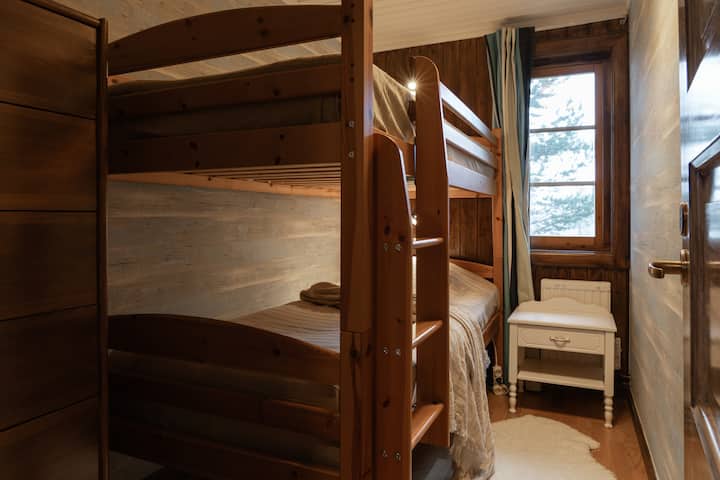 Sovrum med våningssäng med 2 bäddar.