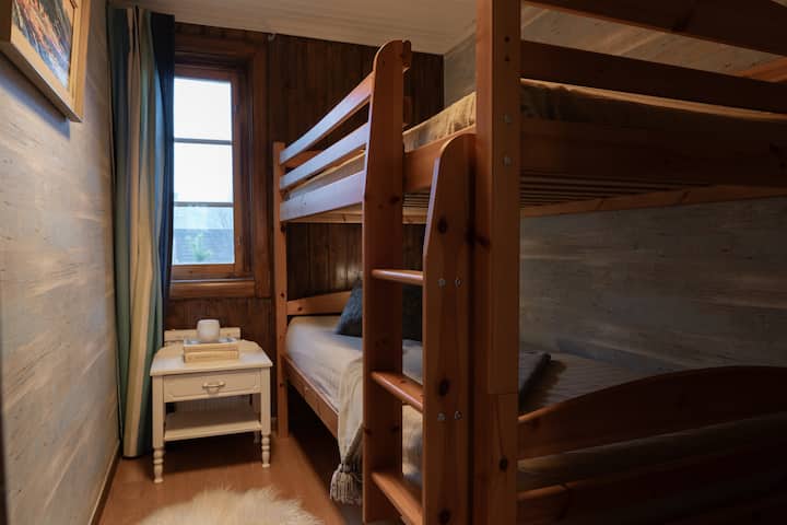 Sovrum med våningssäng med 2 bäddar.