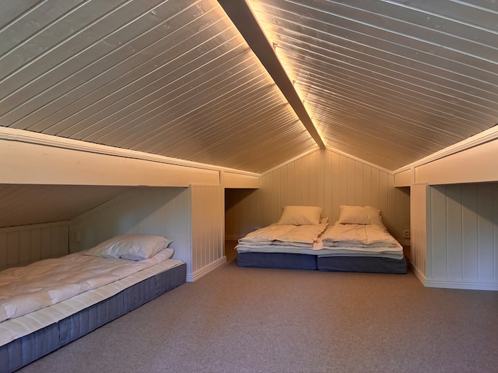 Nyrenoverat sovloft (ej stå höjd) med brant trappa/stege upp.