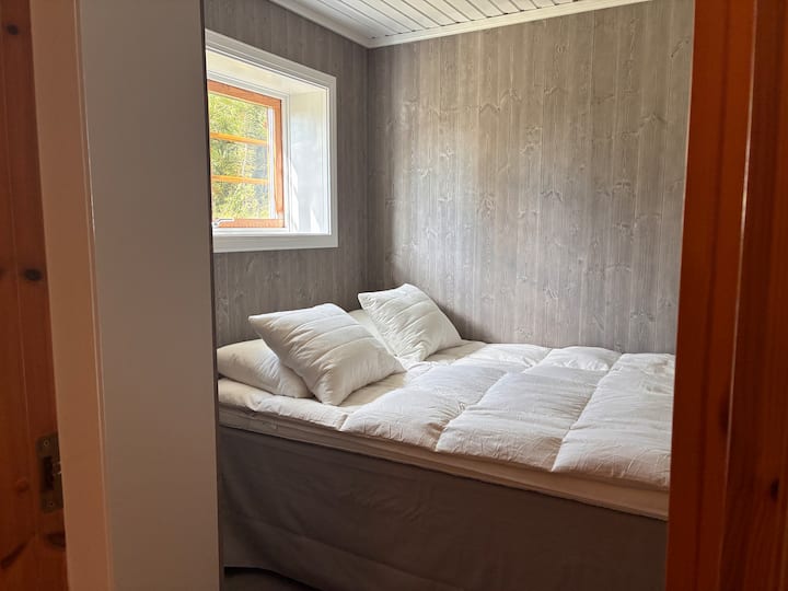 Nyrenoverat sovrum med dubbelsäng.