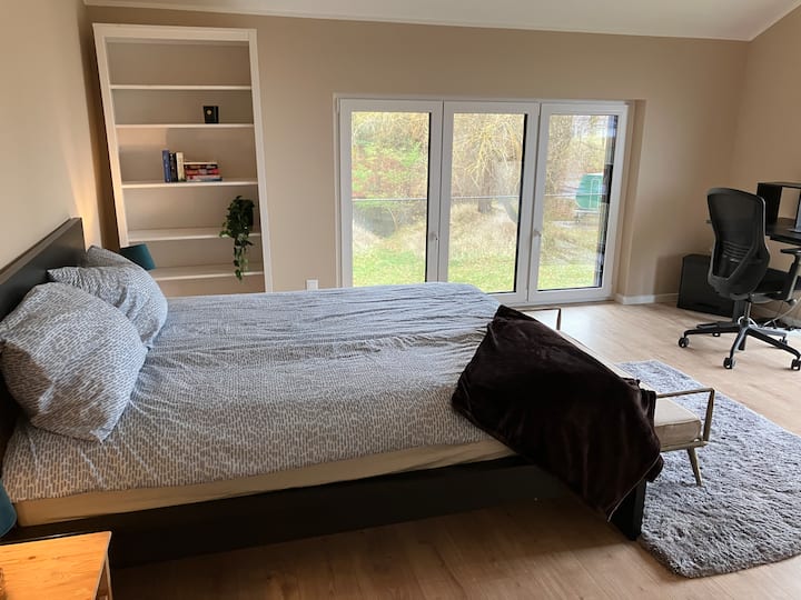 Секоја од двете спални соби на горниот кат е со големина од 20 квадратни метри со големи светли прозорци кои гледаат кон околното земјиште. Секоја соба има брачен кревет (широк 150-179 см), биро за стоење и места за вашата облека. Сакате да спиете? Само спуштете ги ролетните и спијте до доцна!