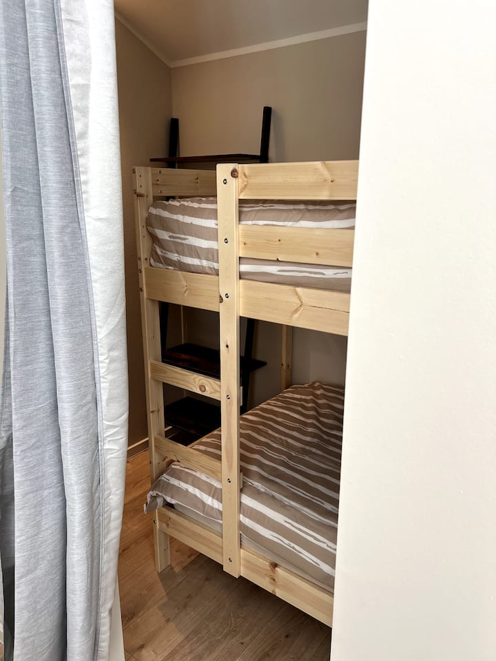 Мала соба со душеци од висока класа од 200 см (може да ја користат возрасни лица, но претпочитаат деца)  кревети на спрат и завеса за приватност.  Пристапот до бањата е можен преку вратата од ходникот. 