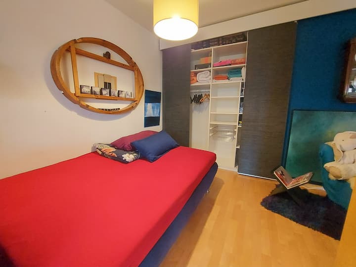 Priestor na spanie s výhľadom do šatníka