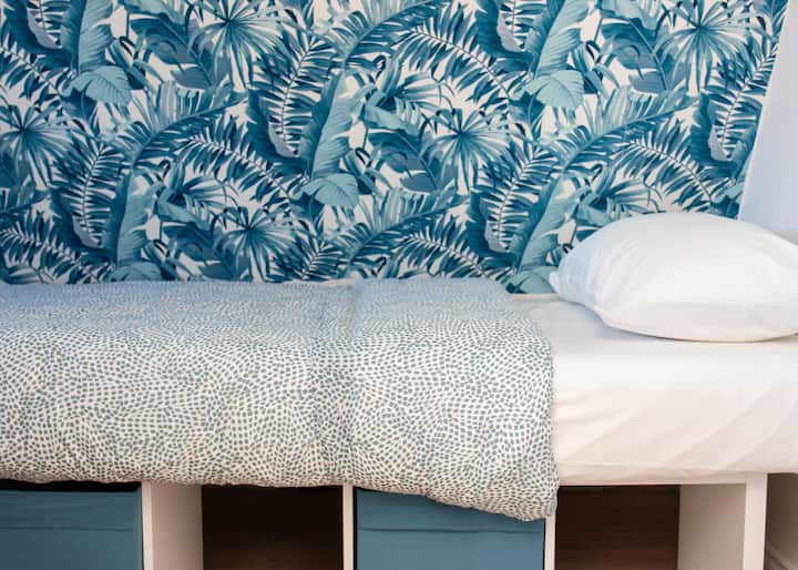 วอลล์เปเปอร์ที่มีลวดลายน่าเล่นช่วยเพิ่มความสนุกสนานและบุคลิกภาพให้กับห้องพัก