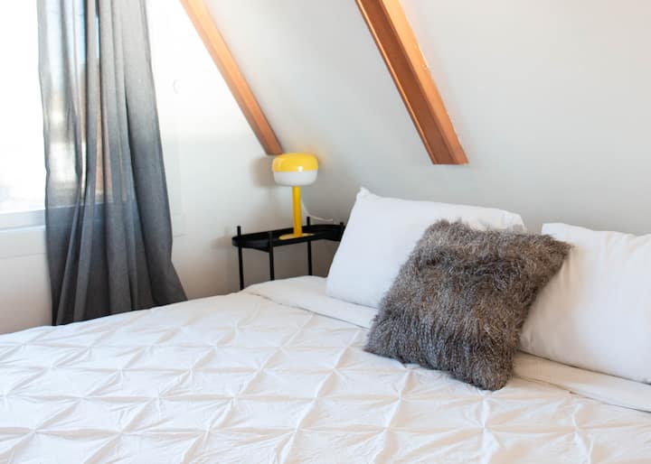 ห้องใต้หลังคาชั้นบนมีเตียงคิงไซส์กว้างขวาง