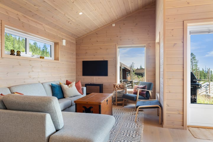 In the living room there is a large corner sofa and two large armchairs. Here you have a TV, and an extra HDMI cable if you want to bring your own Apple TV, Chromecast or game console. The TV is a Samsung smart TV.