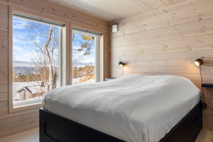 Bedroom with a 160 cm wide bed, dresser, hooks, mirrors, bedside tables and reading lamps. From the room you can enjoy an amazing view of Eggedal.