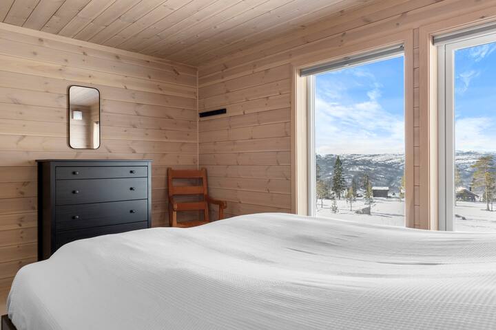 Bedroom with a 160 cm wide bed, dresser, hooks, mirrors, bedside tables and reading lamps. From the room you can enjoy an amazing view of Eggedal.