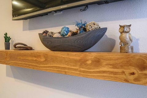 Top Airbnb: Western Saloon | 2BR | 4Bed | Prime Location in Design District
