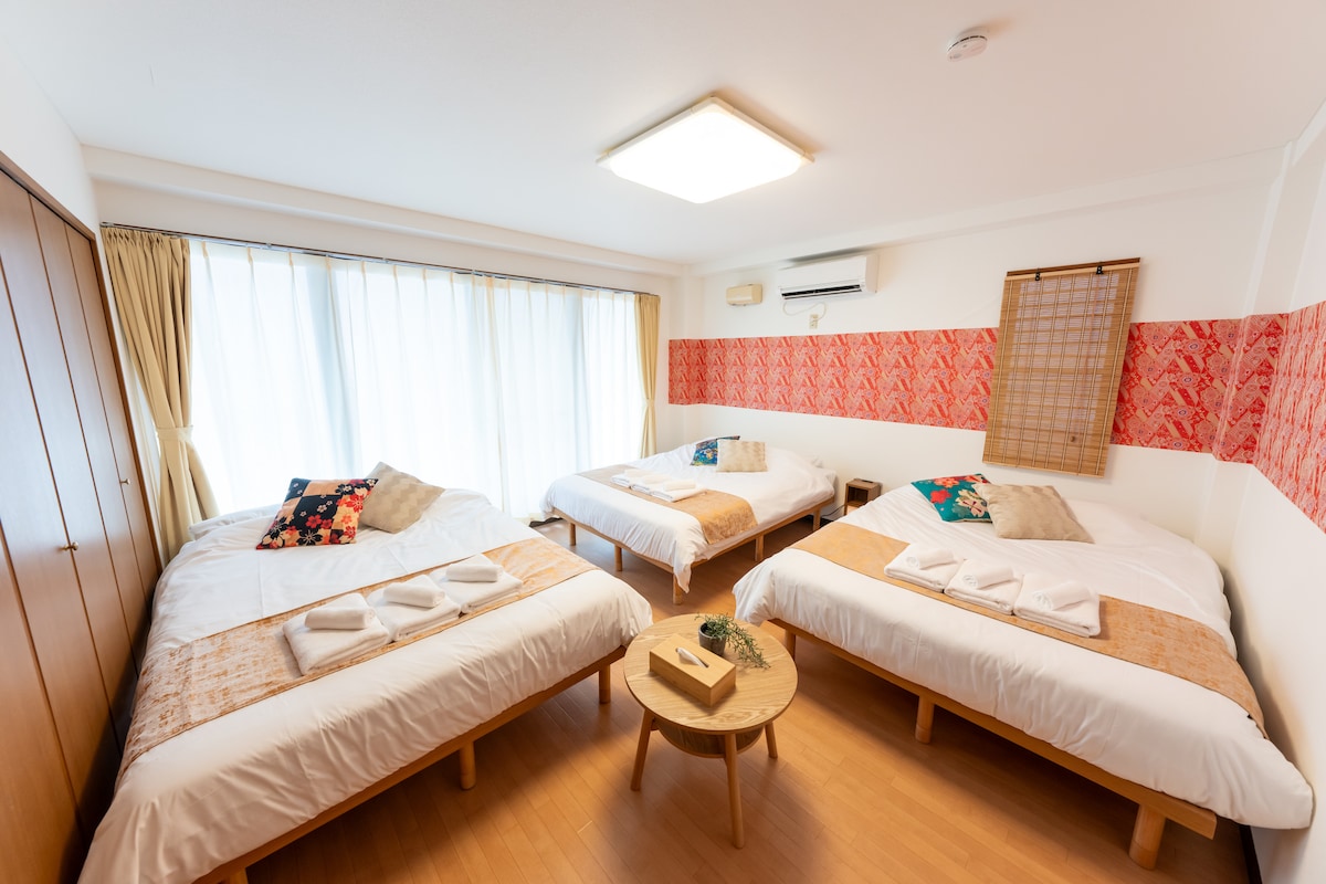 ダブルベッド3台があります。また、大きなクローゼットがあります。ベビーベッド、ベビーチェアもあります。