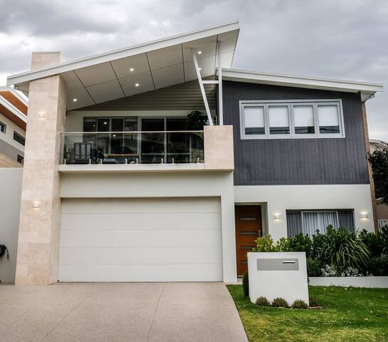 Luxury Coastal Home + Ice Bath Experience gallery image 4