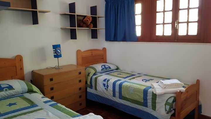 ห้องนอน 2 พร้อมเตียงเดี่ยวสองเตียง