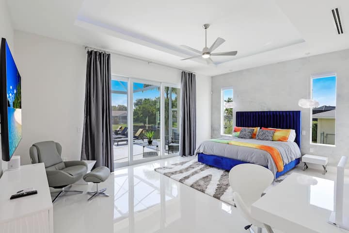 غرفة النوم الرئيسية مع حمام داخلي خاص بها وإمكانية الوصول المباشر إلى منطقة حمام السباحة وإطلالات جميلة على حمام السباحة وحوض الاستحمام الساخن.
تحتوي غرفة النوم هذه أيضًا على مكتب صغير.