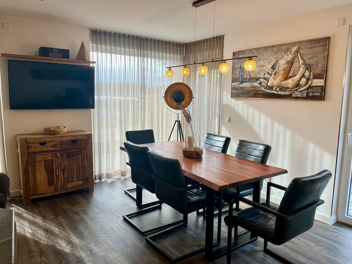 Top Airbnb: 5* lakeside vacation home with dog, sauna, garden, 140 sqm en Krakow Am See