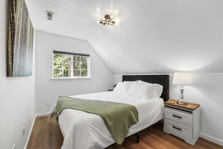 El dormitorio de invitados cuenta con una cama cómoda y un amplio espacio de almacenamiento para la ropa, lo que proporciona un espacio acogedor y conveniente para relajarse.