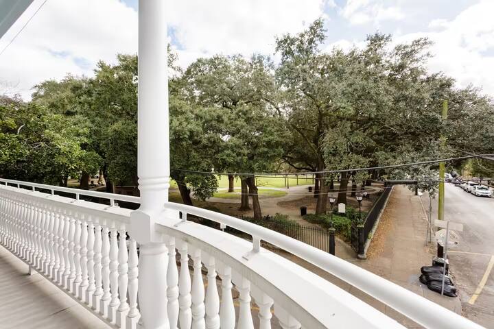 Frenchmen St 3 Br w Huge Balcony gallery image 2