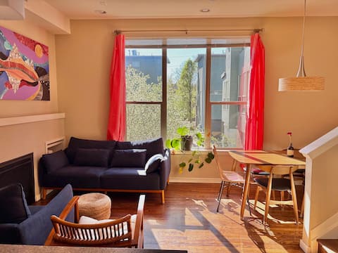 Top performing Airbnb: Modern 3-Story Townhome near Stadium/Downtown in Jefferson Park