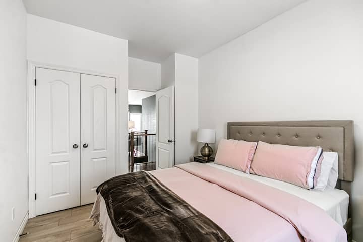 Dormitorio cómodo con cama tamaño queen y armario 