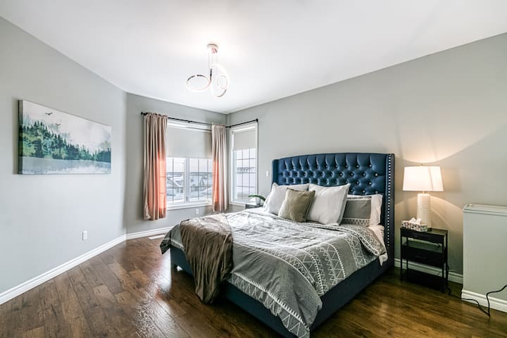 Amplio dormitorio principal con una cama tamaño king 