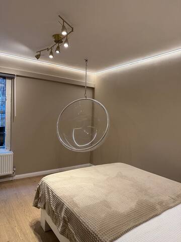 Spacious Hampstead Home gallery image 3