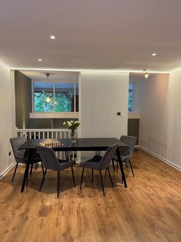 Spacious Hampstead Home gallery image 5