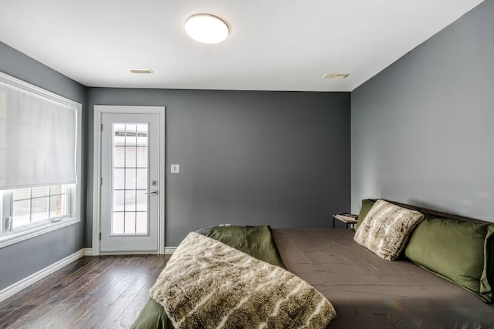 חדר שינה נעים עם מיטת קווין סייז